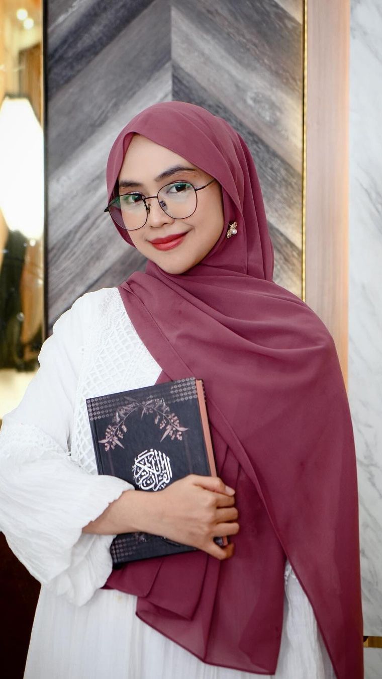 Ria Ricis kini semakin cantik setelah bercerai dari Teuku Ryan. Bahkan, ia mulai berani mengenakan lipstik warna merah.