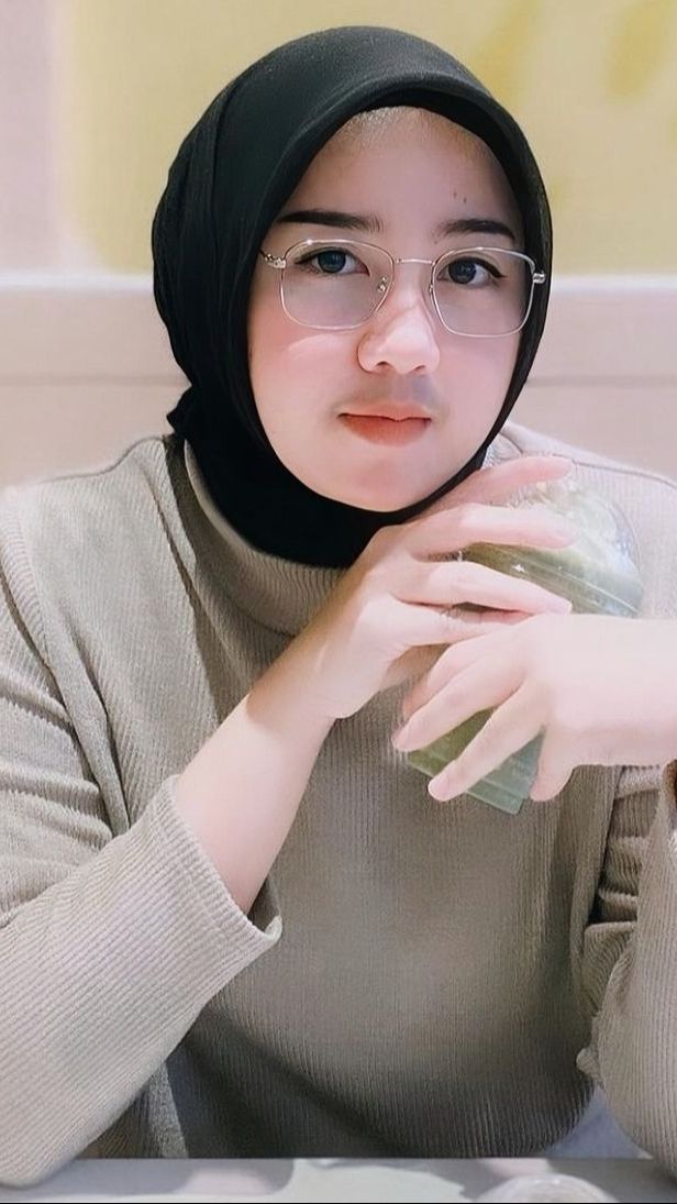 Setelah dihujat netizen, Salma pun mengaku hanya teman dengan Ryan.