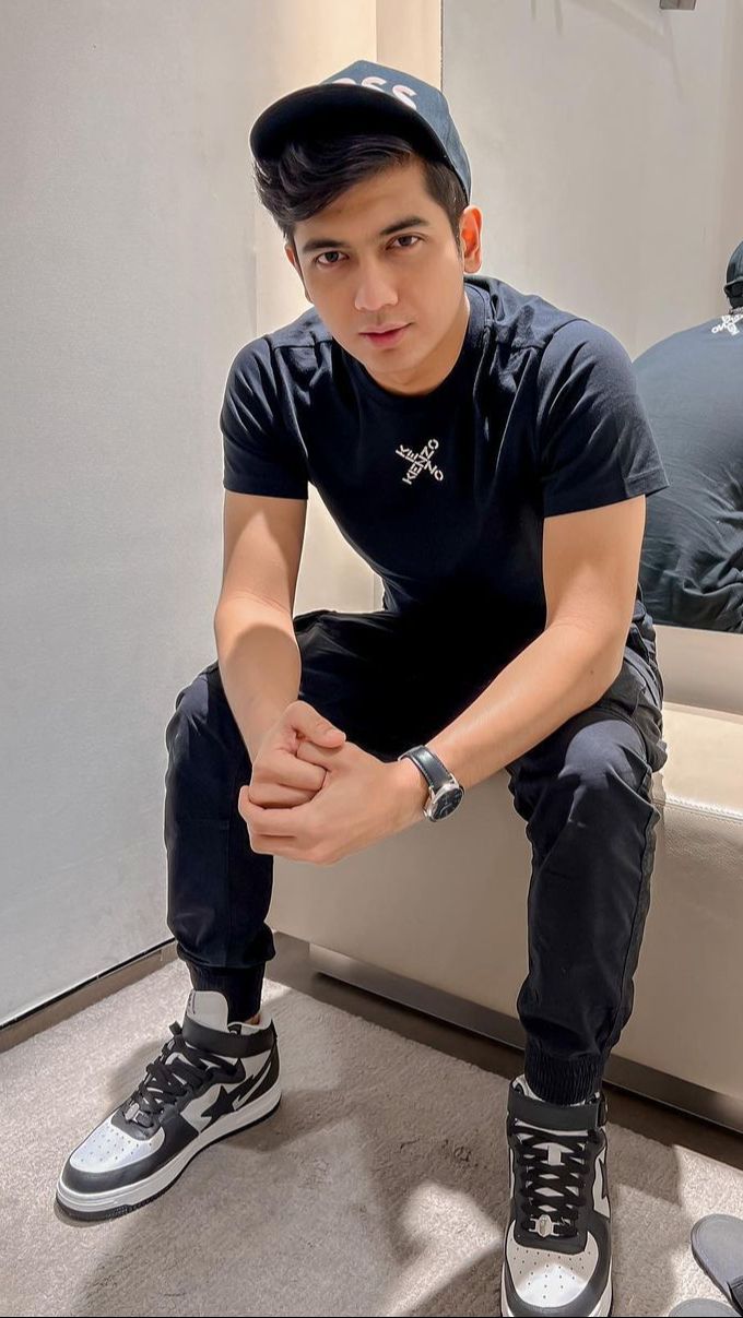 Menikahi seleb terkenal membuat penampilannya makin stylish.