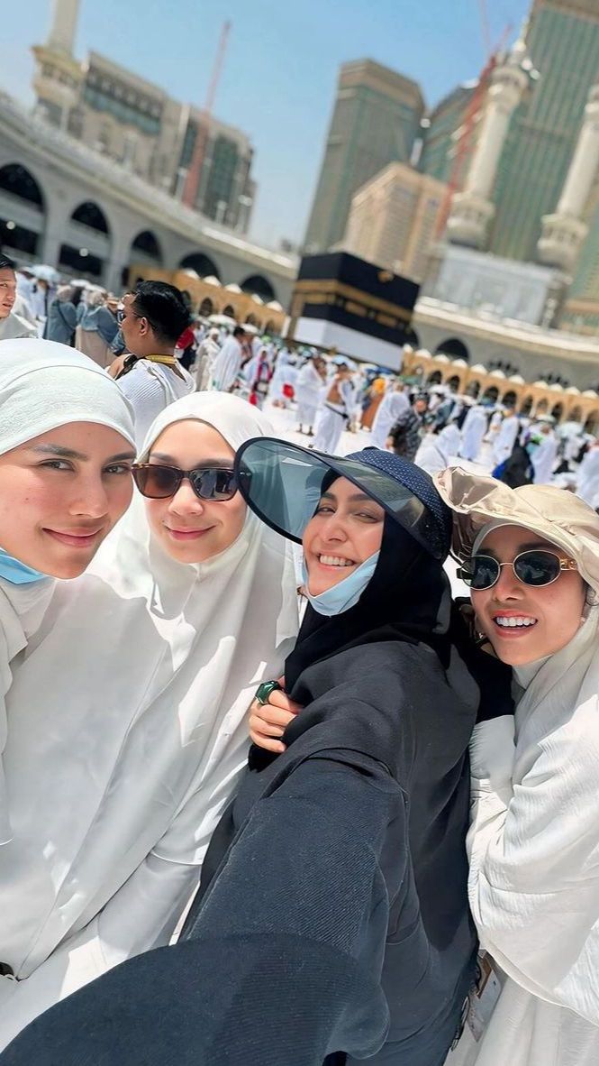 Bulu Mata Extension Para Seleb Langsung Tak Ada Saat Berhaji, Ini Hukumnya dalam Islam 
