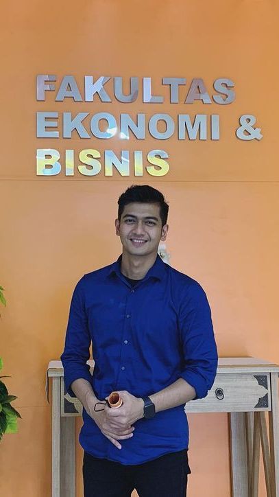 Tubuhnya dulu juga terlihat lebih kurus. Pakaian yang ia gunakan juga selalu terlihat formal.