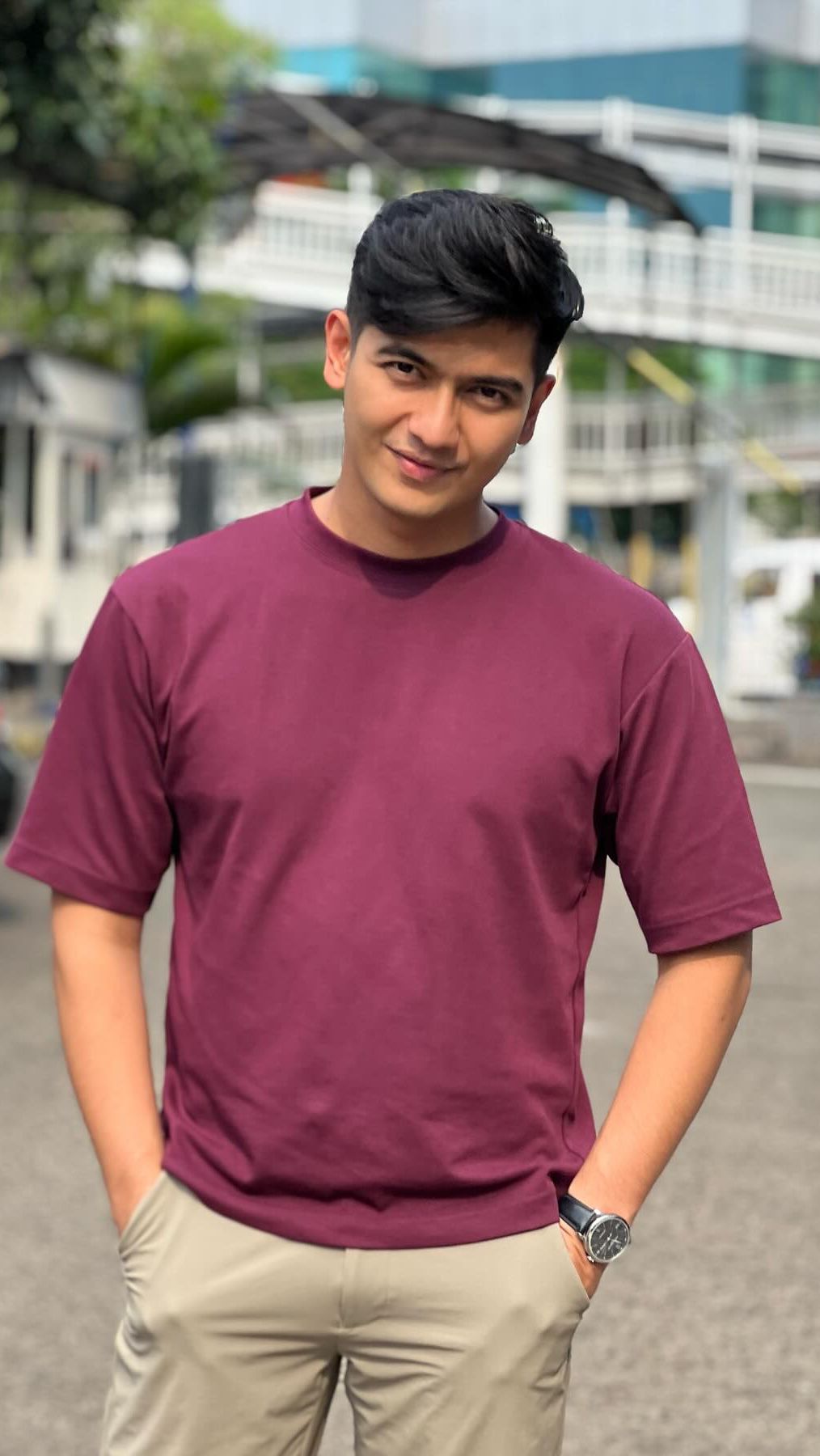 Jika dulunya ia lebih sering tampil formal, Ryan kini lebih suka memakai pakaian kasual.