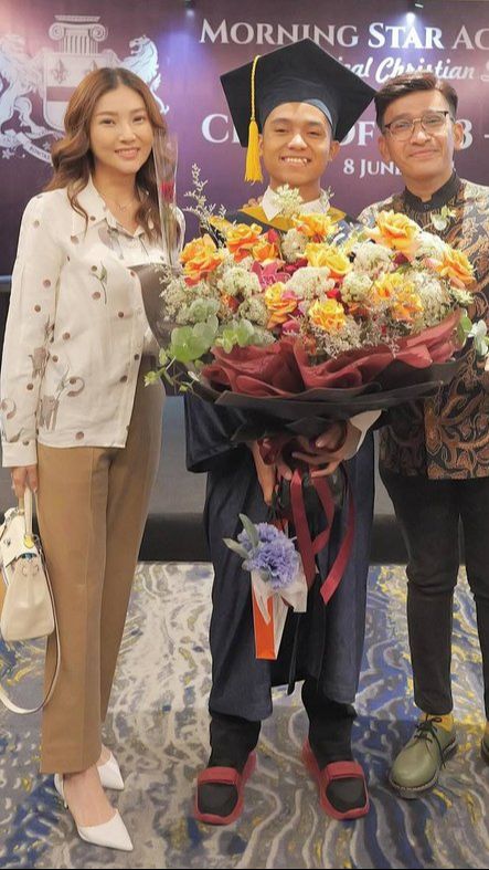 Ruben dan Sarwendah juga terakhir terlihat bersama menghadiri acara wisuda si sulung Betrand Peto alias Onyo.