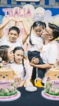 Bahkan Ruben, Sarwendah, dan ketiga anaknya memakai baju yang sama dalam acara ulang tahun tersebut.