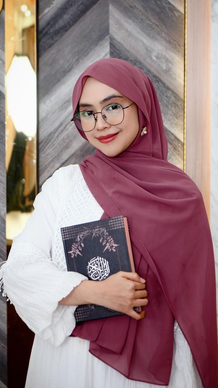 Potret Ria Ricis Nangis Sesenggukan saat Pamit ke Anak untuk Berangkat Haji