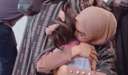Peluk anak sebelum berangkat ke Tanah Suci