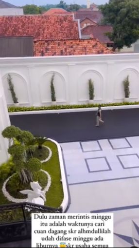Rumah tersebut berdiri megah di atas lahan seluas 1.500 meter persegi.