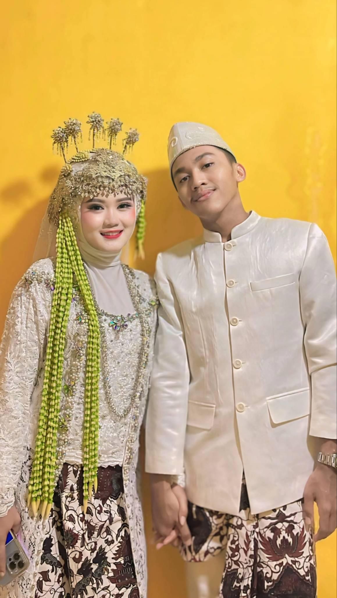 Viral! Gadis Kelahiran 1999 Sangat Bahagia Dinikahi Berondong Usia 19 Tahun, Netizen: 'Yang Cowok Nabungnya dari Kapan Ya?'