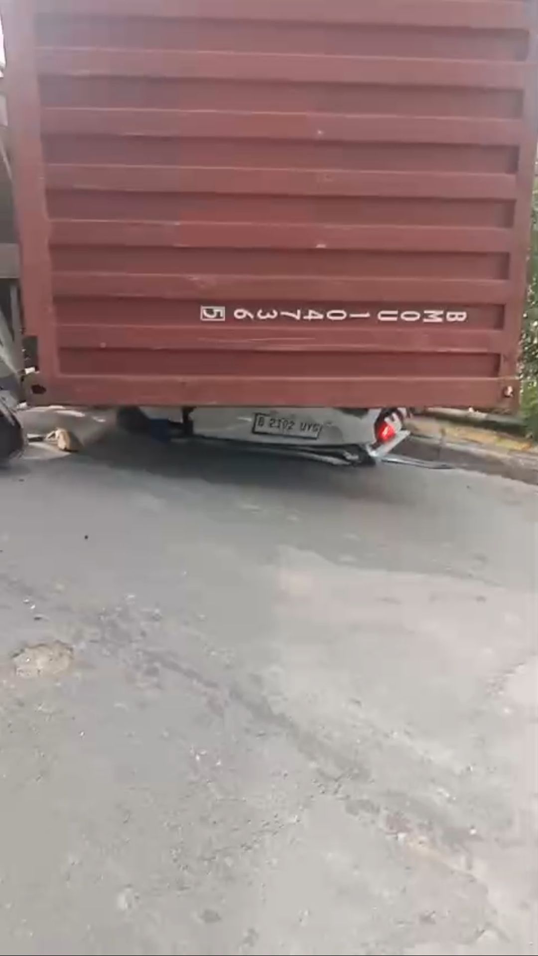 Viral Video Detik-detik Mobil Remuk Tertimpa Truk Kontainer di Penjaringan, Sopir Selamat Meski Terjepit Kabin