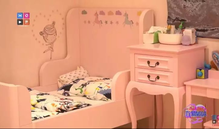 Perabotannya juga warna pink