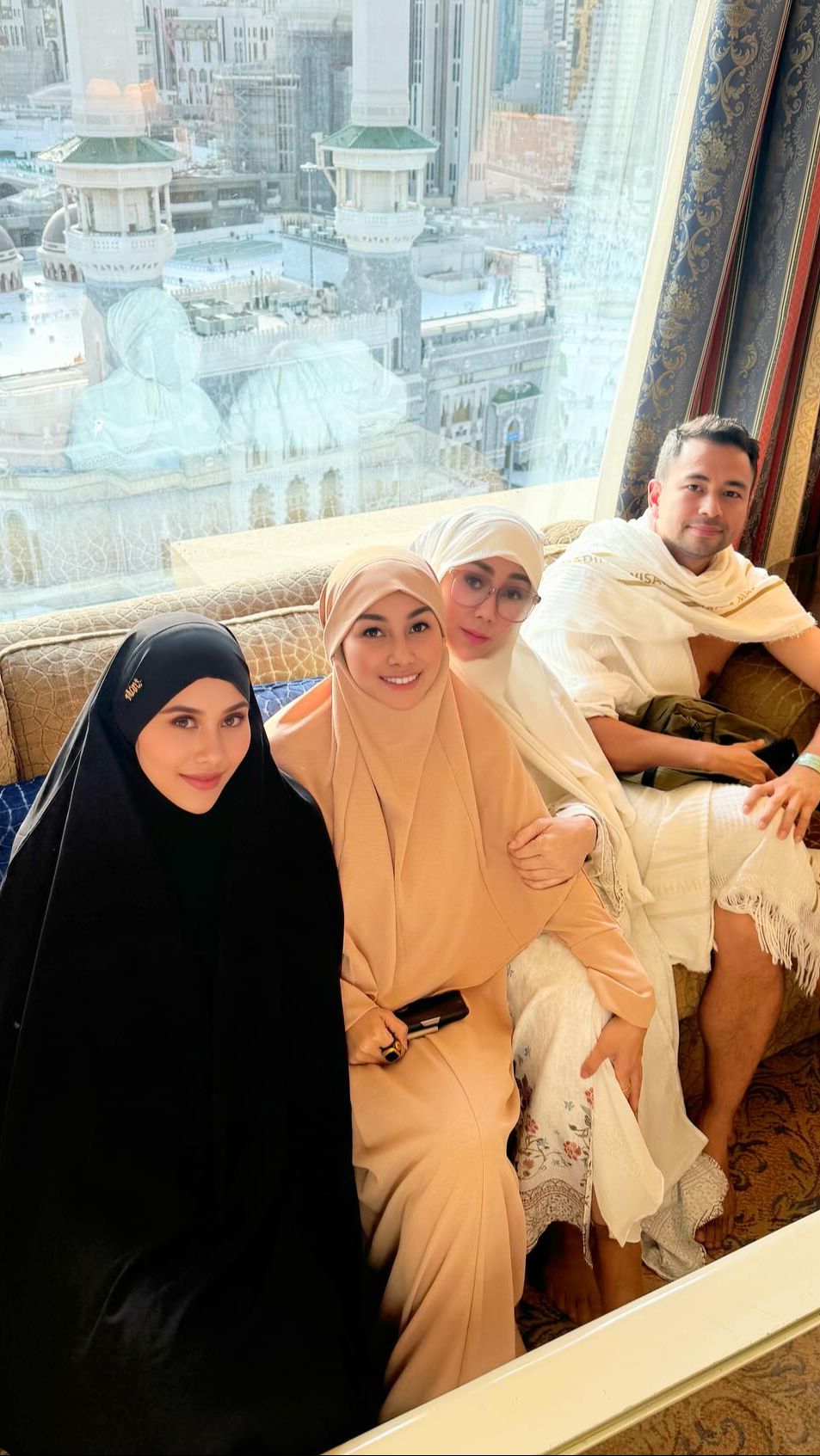 Nisya pun cukup sering mengunggah momen kebersamaannya dengan keluarganya selama berada di Tanah Suci.