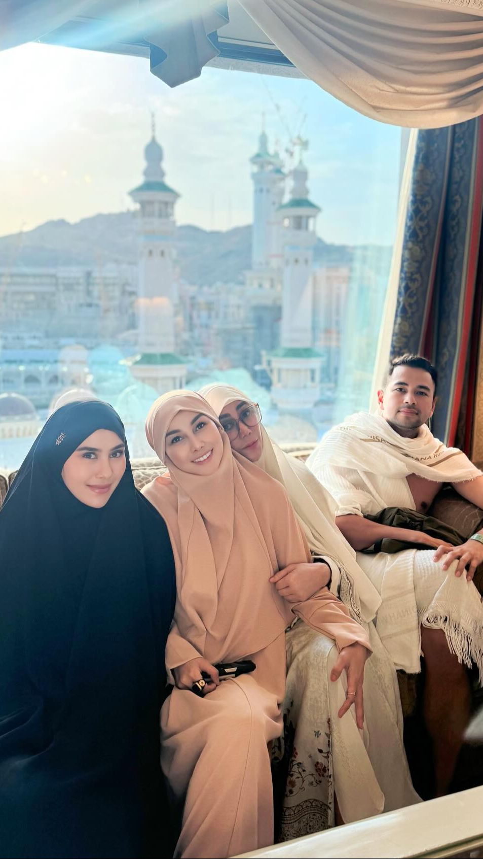 Meski begitu, ada juga netizen yang turut mendoakan agar keluarga besarnya bisa mendapat haji mabrur.