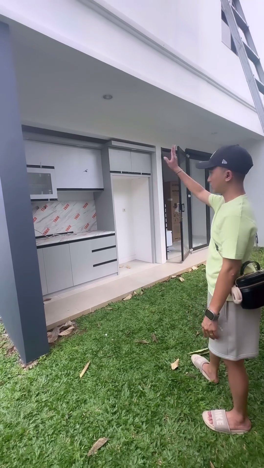 Potret area samping di rumah Sensen. Masih terdapat beberapa rumput hijau yang siap direnovasi.