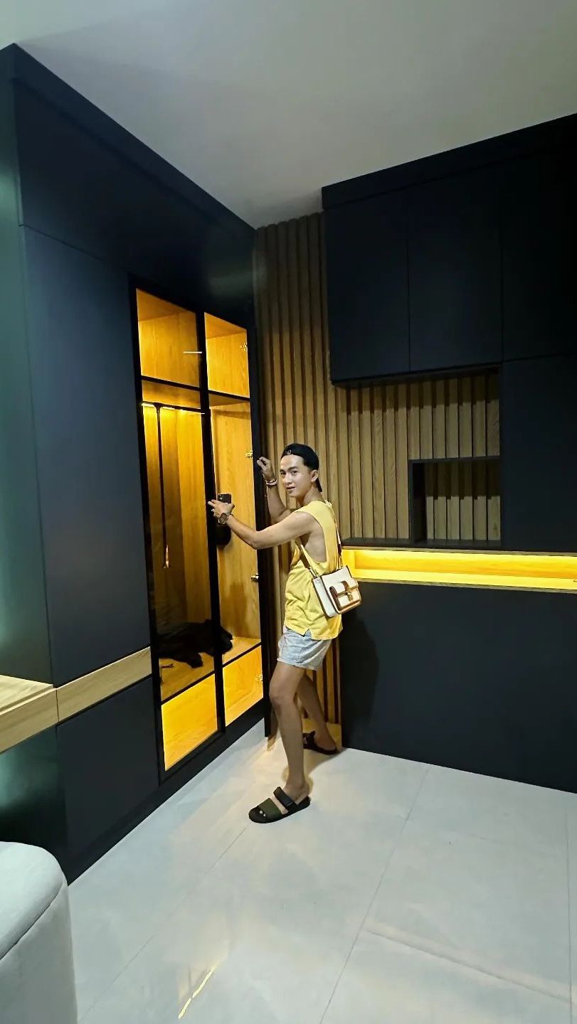 Salah satu sudut di kamar Sensen yang terlihat begitu mewah dan elegan.