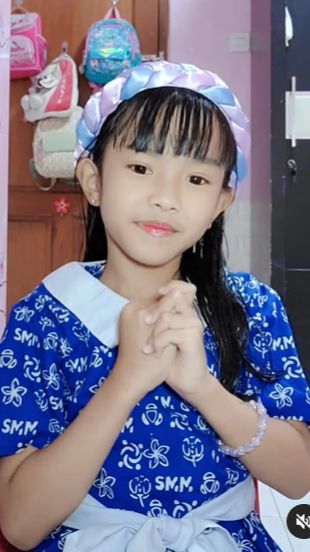 Gemasnya Momen Anak SD Bagikan Makeup Routine Sebelum Berangkat Sekolah