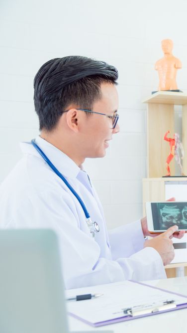 Dokter Kandungan Ungkap Realita Miris, Suami Hanya Lihat Layar HP Saat Temani Istri Cek Hamil