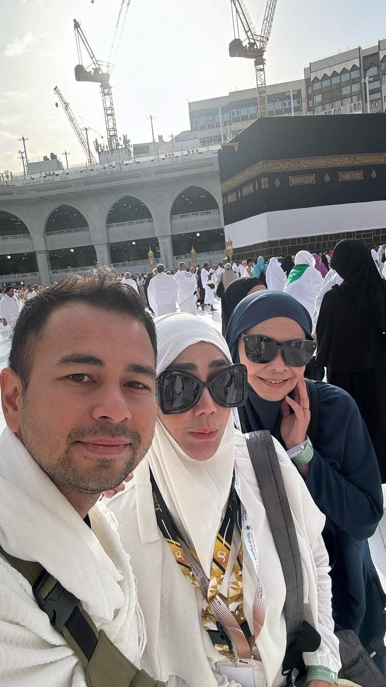 Berpose dengan Raffi Ahmad, Rieta dan Amy pun terlihat keren.
