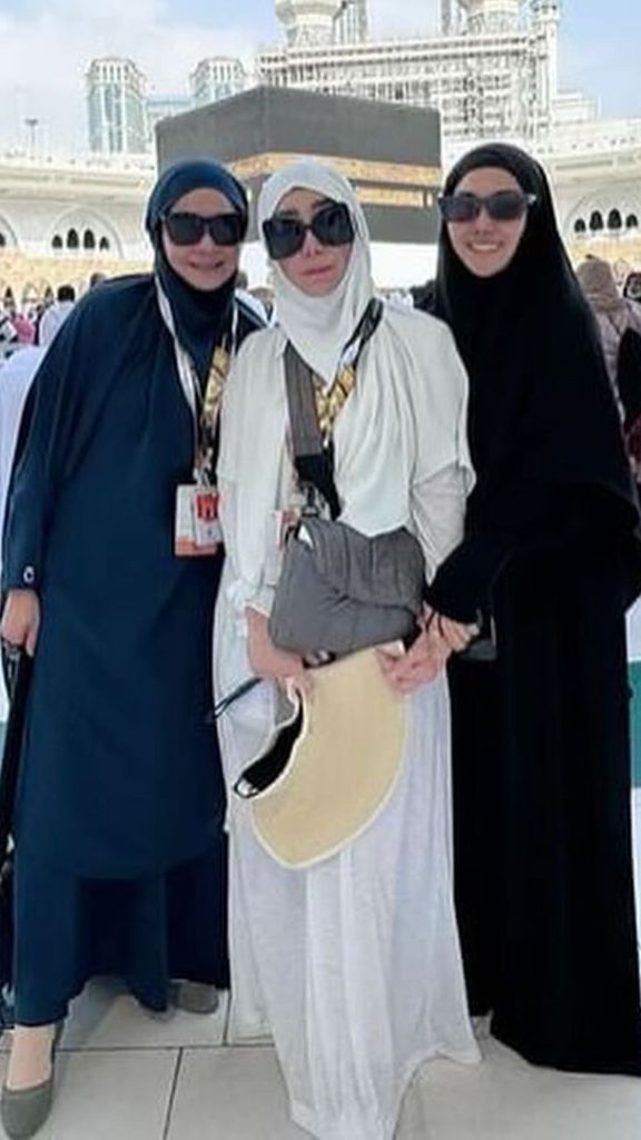 Amy menyempurnakan penampilannya dengan tas simple.