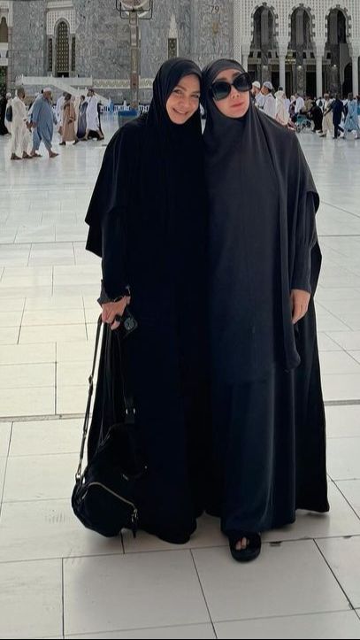 Rieta pun menenteng tas simple yang membuat penampilan serba hitamnya terlihat keren.