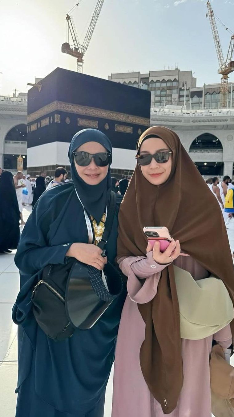 Berpose dengan Nagita Slavina, Rieta pun dinilai terlihat gaul seperti sang putri.