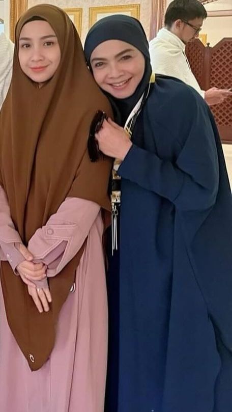 Nah, itulah deretan gaya Rieta Amalia dan Amy Qanita selama di Mekah.