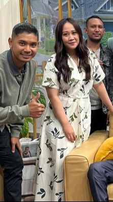 Dua perawat itu adalah Lutfi dan Jim. Keduanya sudah bekerja mendampingi Tukul selama 3 tahun.