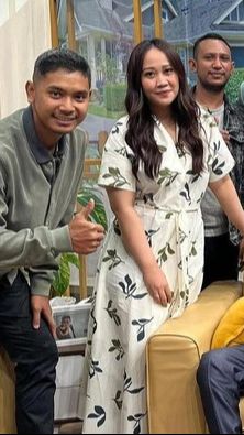 Bahkan kedua perawat tersebut sempat merasa kaget dan tak menyangka bisa merawat Tukul selama masa pemulihan.