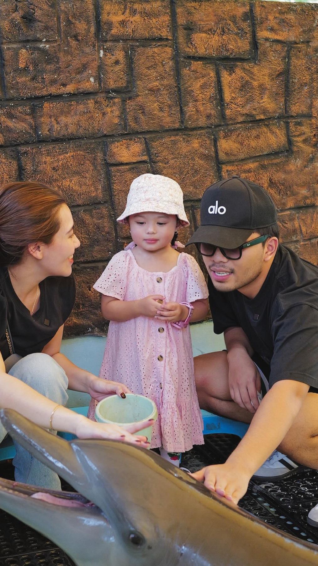 Thariq dan Aal pun mengajak Ameena dan Azura berlibur ke taman bermain.