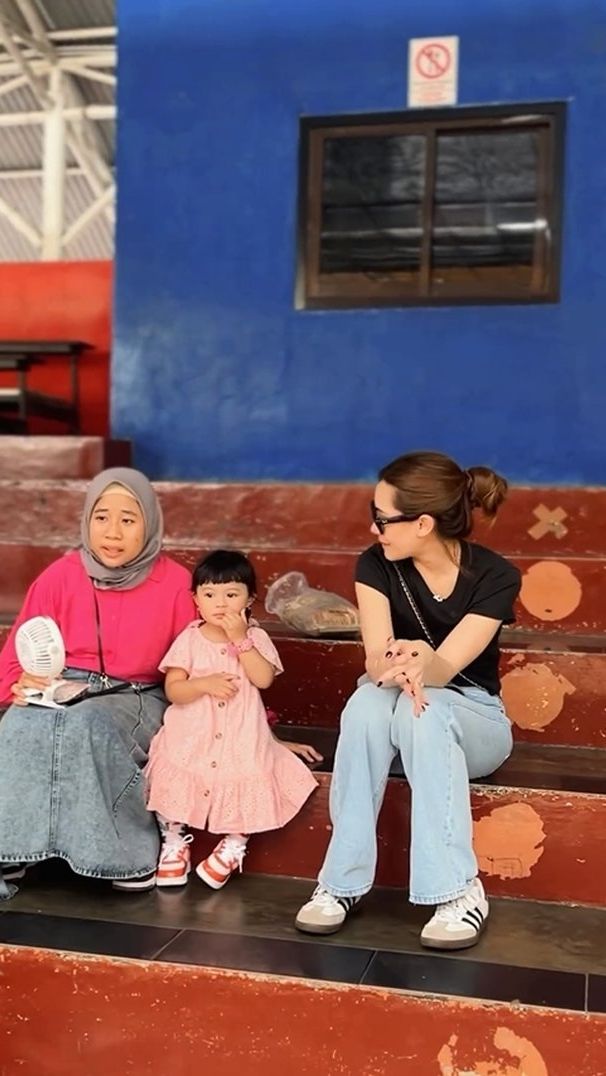 Pengasuh Ameena juga turut serta dalam momen liburan seru tersebut.