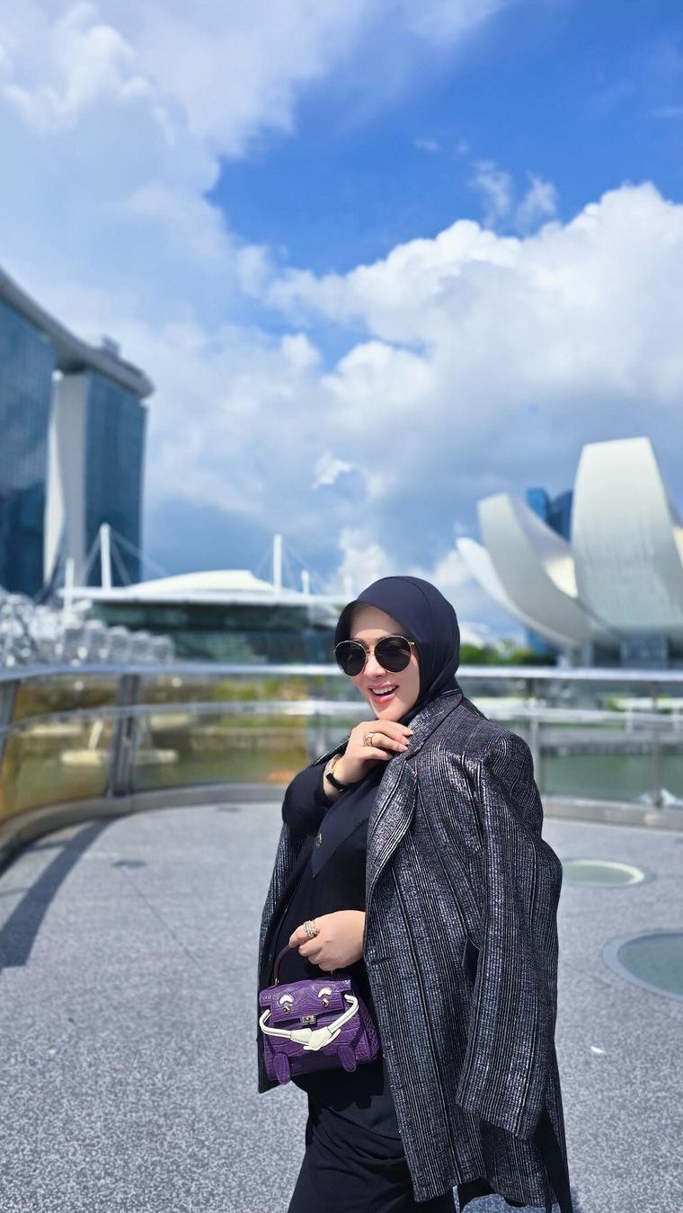 Potret Adu Gaya Syahrini VS Ibunya saat Tenteng Tas Mewah, Harganya Kelewat Mahal