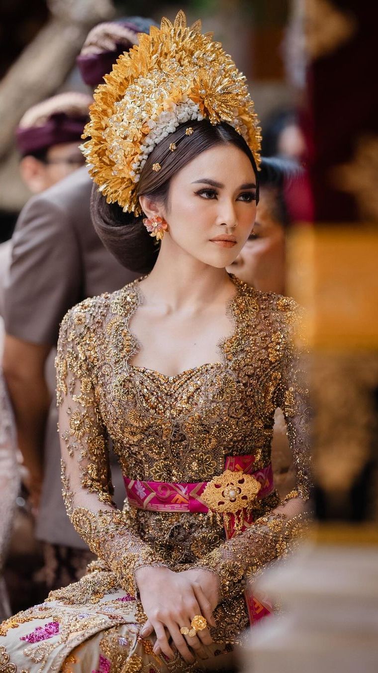 Sudah Menjadi Mualaf! 9 Potret Mahalini Ikut Prosesi Upacara Kematian Leluhur