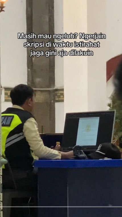 Viral Video Satpam Kerjakan Skripsi di Jam Istirahat Kerja, Perjuangannya Bikin Salut!