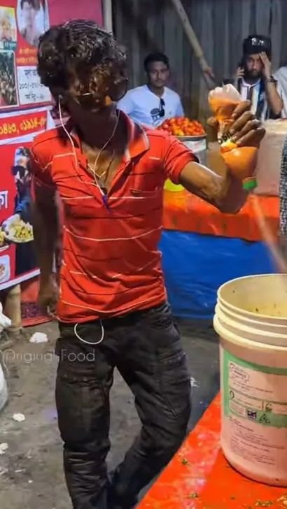 Wisata Kuliner Berujung Trauma, Lihat Penjual Aduk Makanan di Ember Bekas Cat Selera Auto Buyar