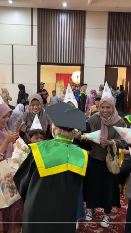Penuh Haru, Wanita Dapat Kejutan dari Keluarga saat Wisuda, Buketnya Bikin Salah Fokus