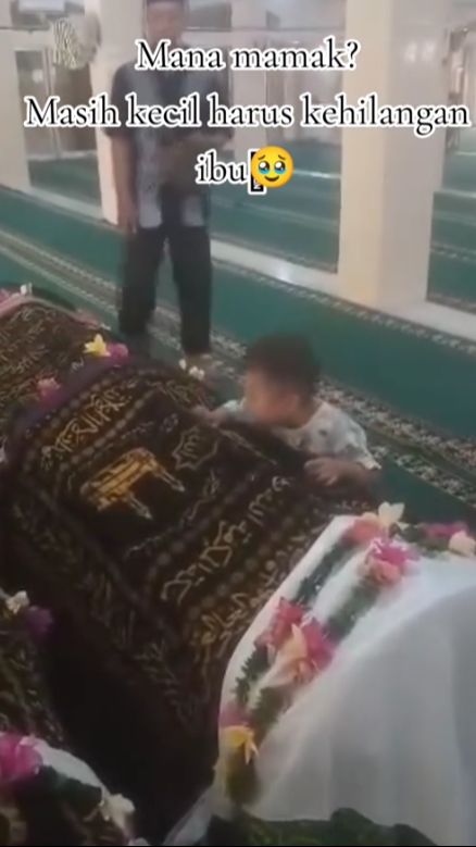Momen Anak Kecil Peluk dan Cium Keranda Ibunya, Terus Bertanya Mama di Mana?