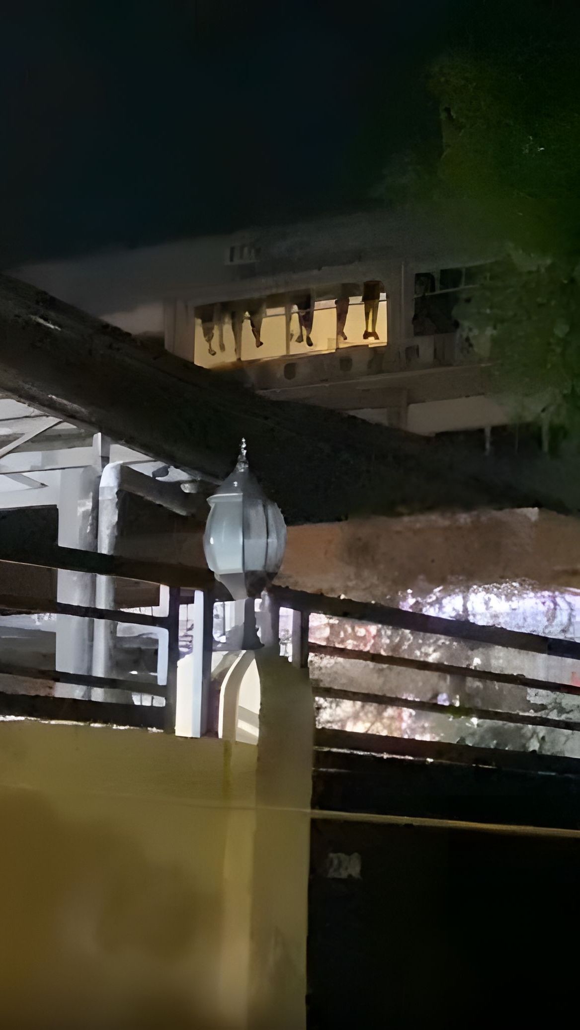 Seram! Jalan-jalan Malam, Cewek Ini Lihat Penampakan Kaki Manusia Menggantung di Jendela Lantai Atas, Memicu Debat Kusir