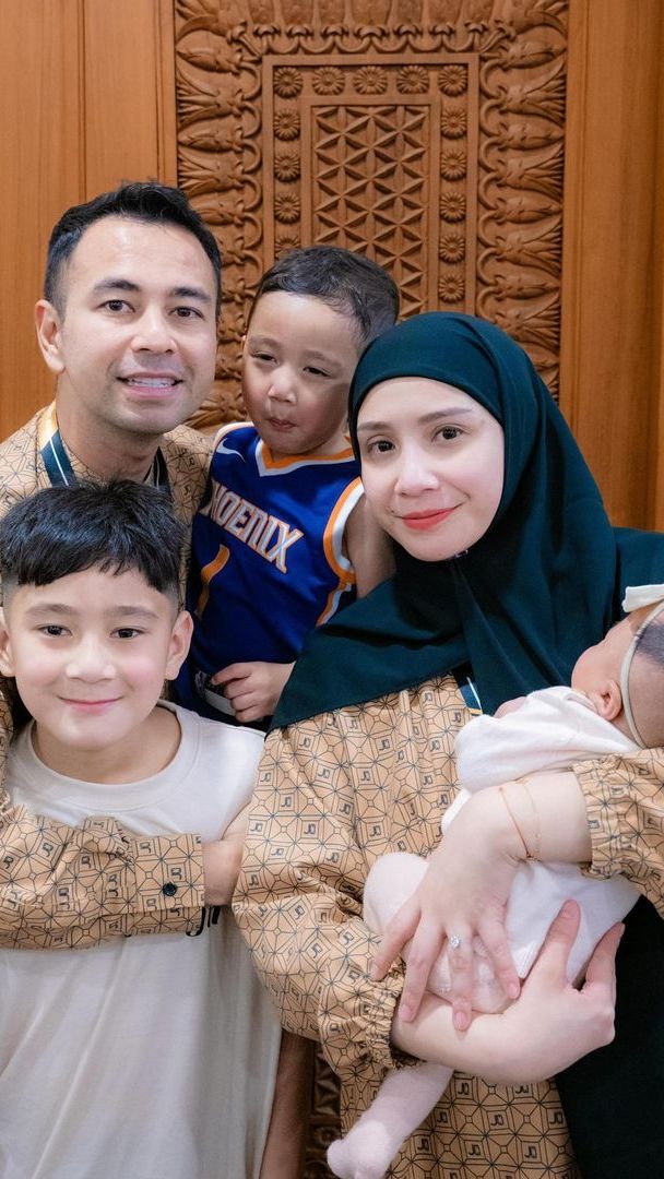Ditinggal Pergi Haji, Rafathar dan Rayyanza Tetap Semangat Rayakan Idul Adha Bareng Para Pengasuh