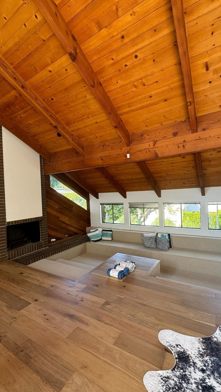 Rumah berdesain modern dan unik ini berada tepat diBeverly Hills Los Angeles, USA