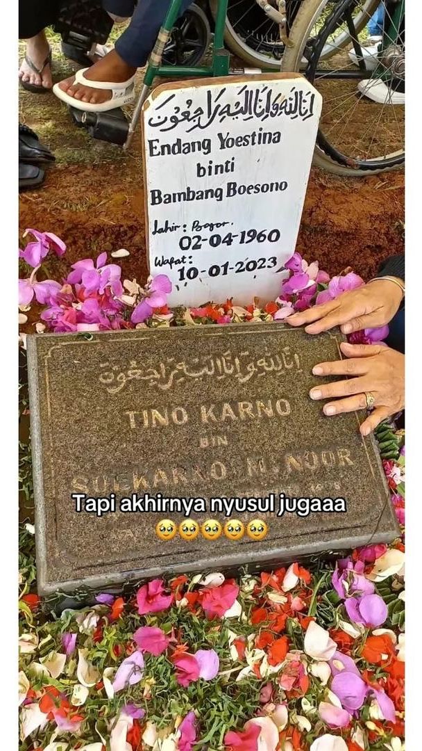 Hingga akhirnya sang ibu juga meninggal dunia menyusul suami dan kedua anaknya.