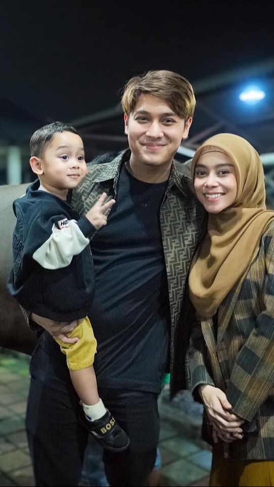 Lesty dan Rizky Billar juga mengabadikan momen terakhirnya dengan sapi yang akan mereka kurbankan.