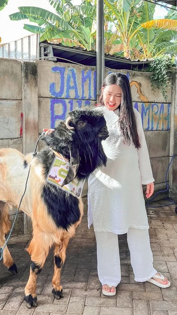 Via Vallen juga tampak bahagia bisa berkurban kambing jumbo di Idul Adha tahun ini.