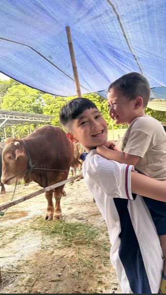Rafathar dan Rayyanza juga berpose didekat sapi kurban milik kedua orangtuanya yang kini sedang berhaji.
