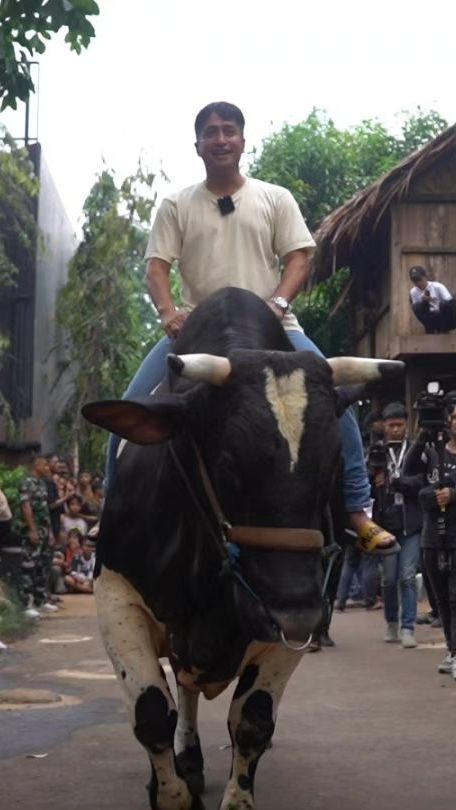 Potret Gaya Selebriti dan Hewan Kurbannya, Irfan Hakim Selalu Bikin Mewek