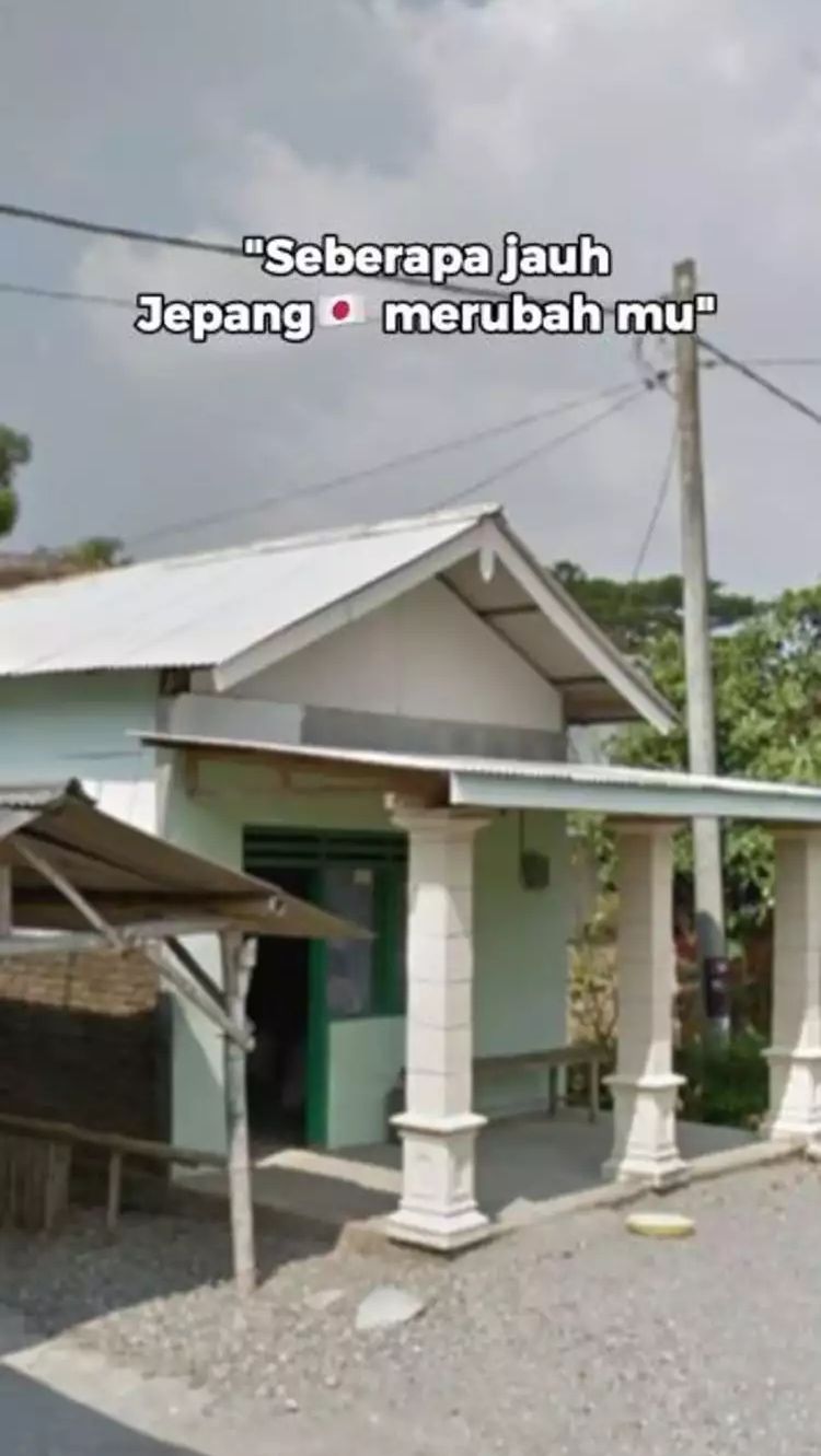 Penampakan rumahnya sebelum ia pergi ke Jepang begitu sederhana dan kecil.