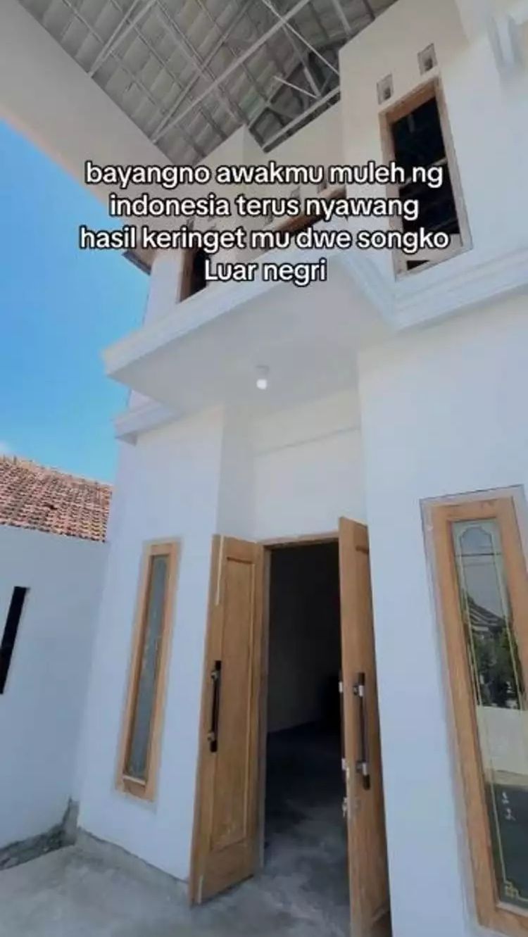 Rumah itu memiliki tiang yang besar dan mewah.