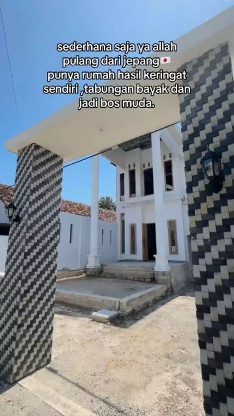 Rumahnya pun berdesain minimalis modern dengan pagar yang bercorak unik.