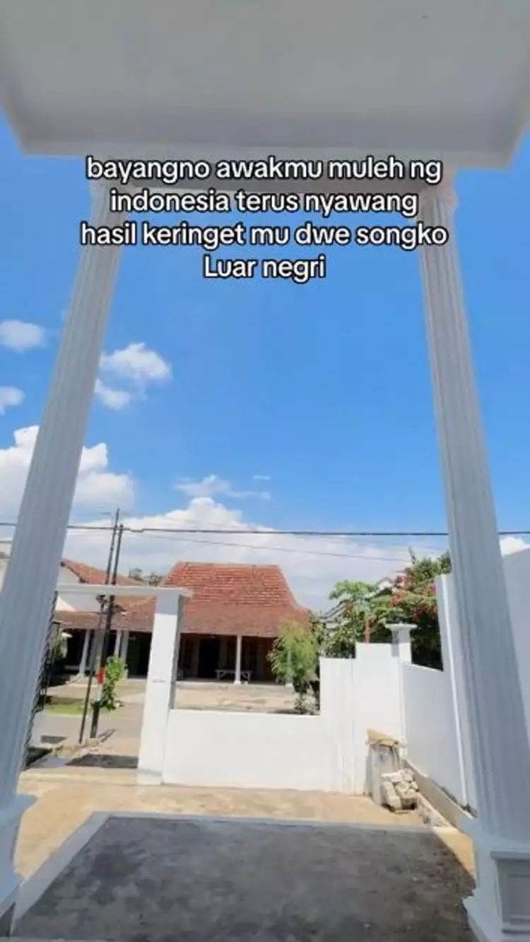 Terlihat rumah itu sangat kontras dibanding rumah tetangga-tetangganya.