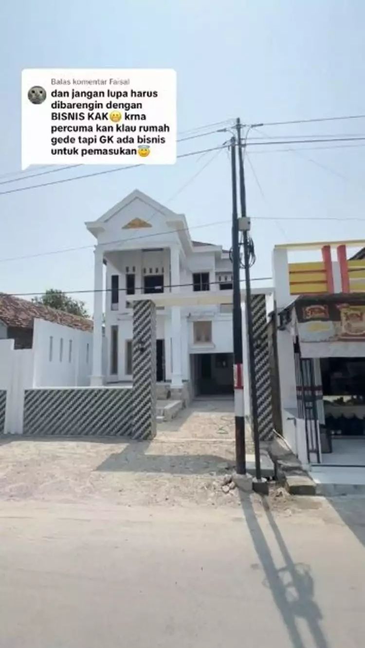 Ia bahkan membangun supermarket tepat di samping rumahnya sebagai usaha.