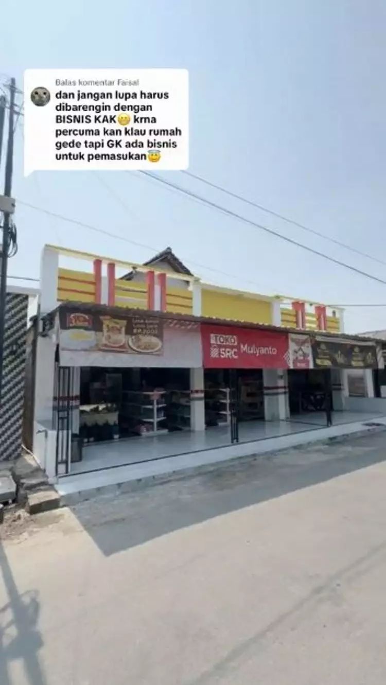 Supermarket itu juga begitu besar dengan dagangan yang lengkap berupa sembako dan barang sehari-hari.