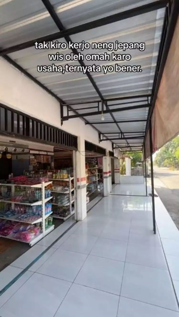 Kendati begitu banyak netizen yang tak percaya jika rumah mewah dan supermarket itu merupakan hasil kerja di Jepang selama 2 tahun.